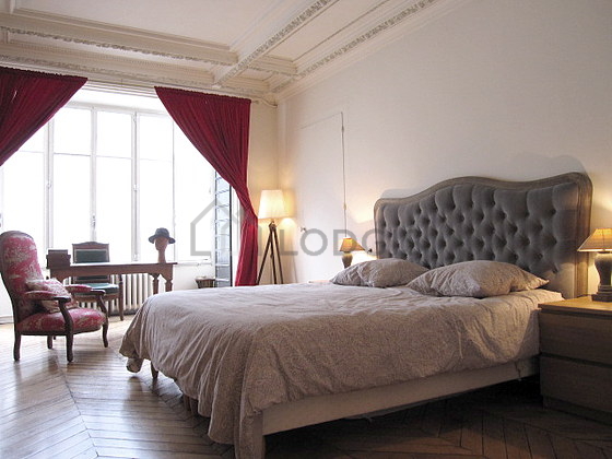 Chambre avec fenêtres donnant sur cour