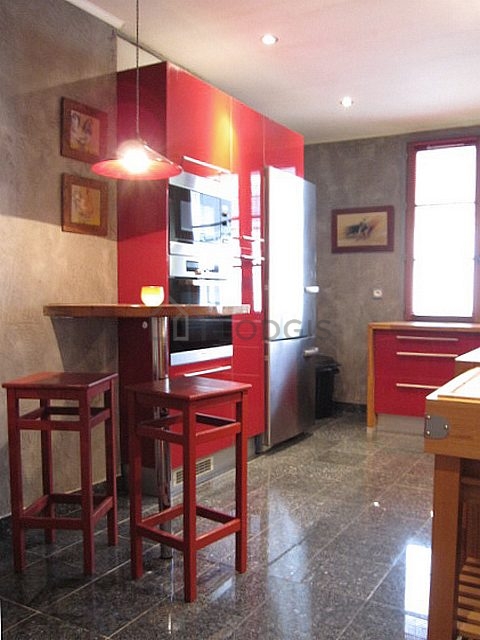 Cuisine équipée de lave vaisselle, plaques de cuisson, réfrigerateur, hotte