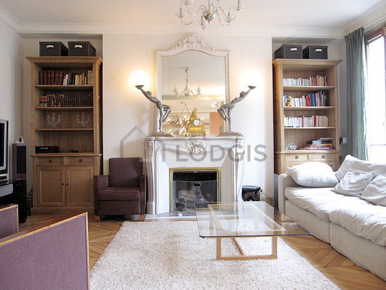 Salon avec du parquet au sol