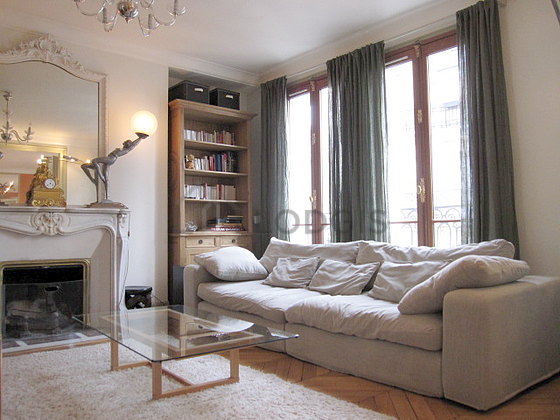 Séjour avec fenêtres double vitrage et balcon donnant sur rue