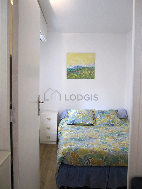 Chambre avec fenêtres double vitrage donnant sur jardin