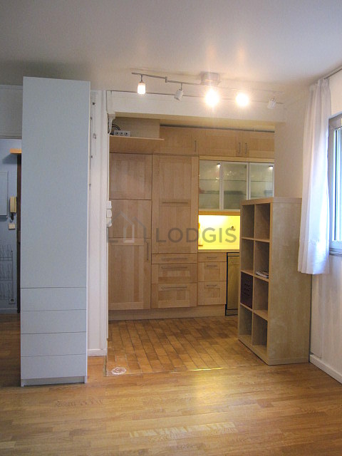 Belle cuisine de 8m²ouverte sur le séjour avec du carrelage au sol