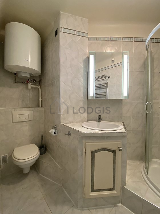 Salle de bain équipée de serviettes de bain