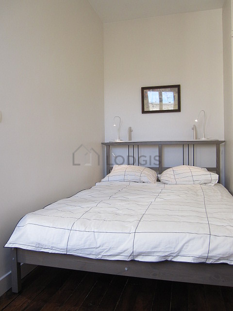 Chambre avec du parquet au sol