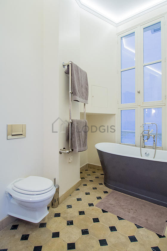 Salle de bain équipée de serviettes de bain
