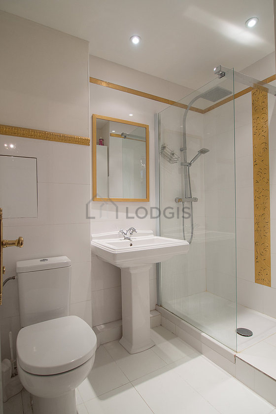 Agréable salle de bain claire avec du carrelage au sol