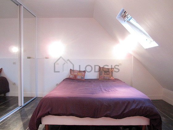 Chambre avec du carrelage au sol