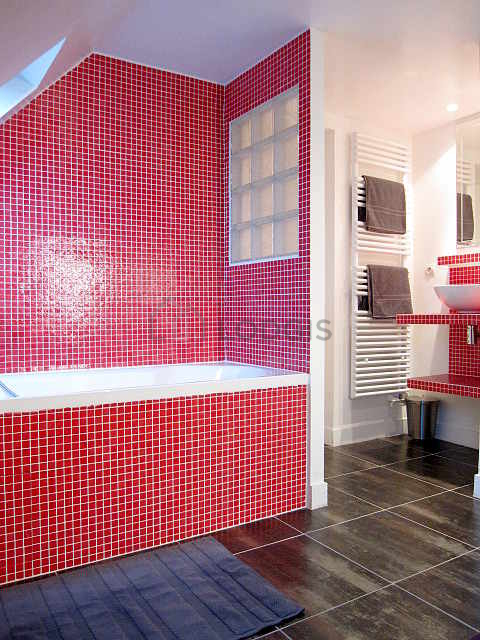 Salle de bain équipée de serviettes de bain