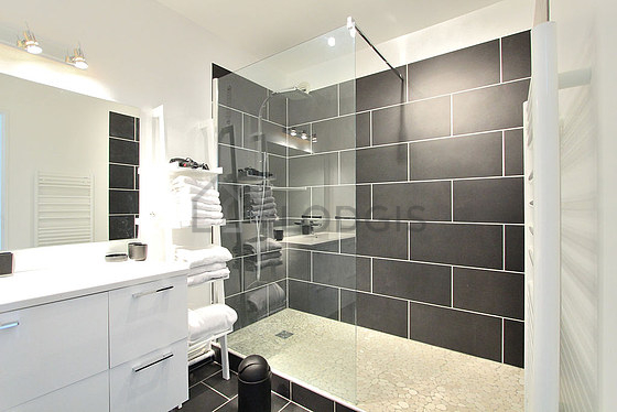 Bathroom equipped with bath towels