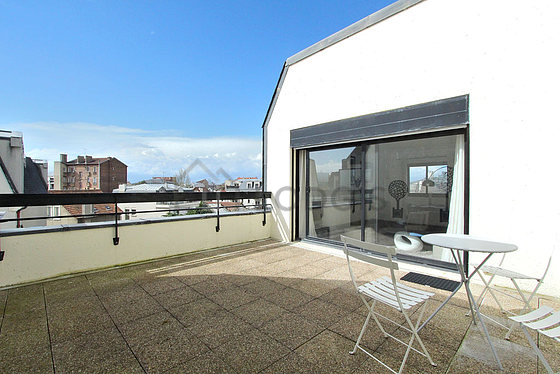 Terrasse calme et très lumineuse avec du dallage au sol