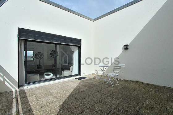 Terrasse équipée de table à manger, 3 chaise(s)