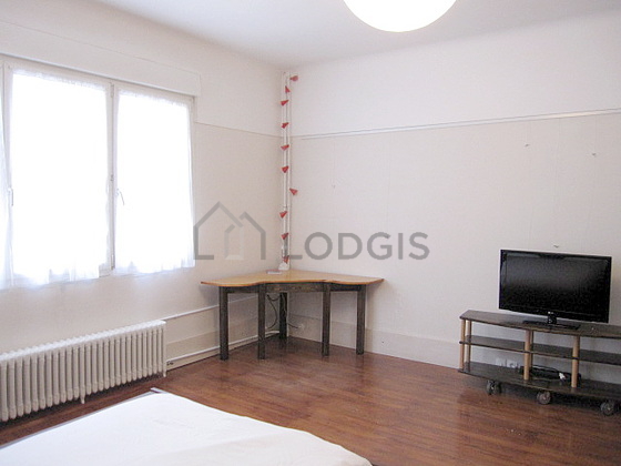 Séjour très calme équipé de 1 lit(s) de 140cm, télé, 2 fauteuil(s), 1 chaise(s)
