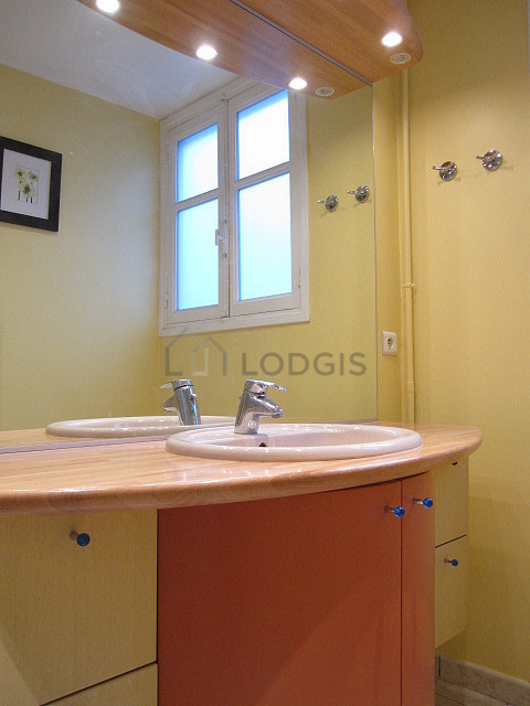 Bathroom equipped with bath towels