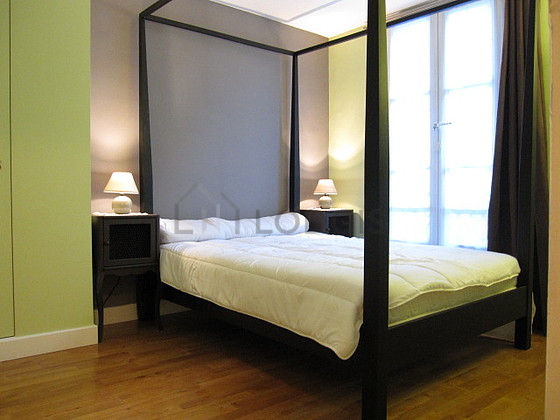 Chambre avec du parquet au sol