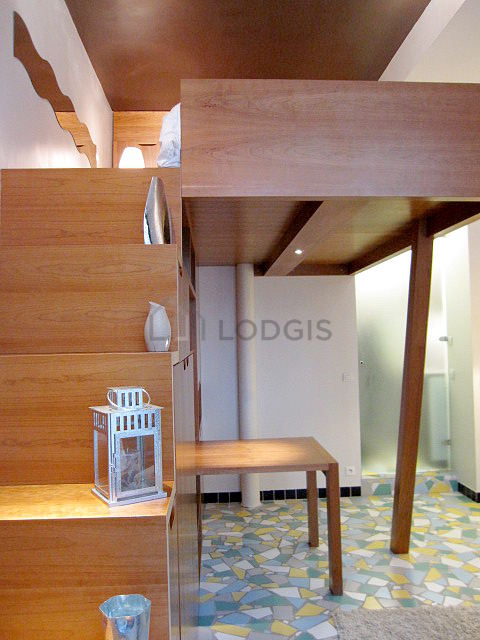 Mezzanine de 5m² sous belle hauteur de plafond avec du parquet au sol