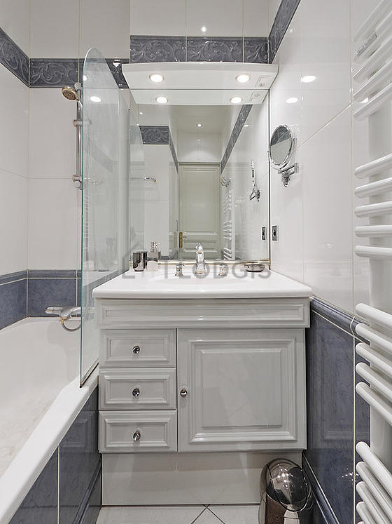 Bathroom equipped with bath towels
