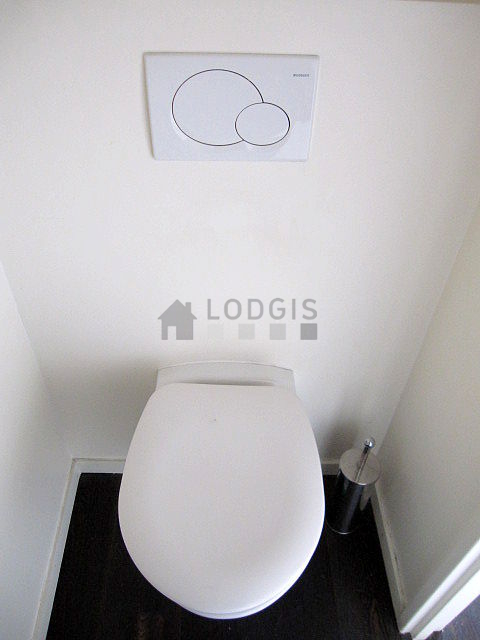 Toilettes indépendantes de la salle d'eau