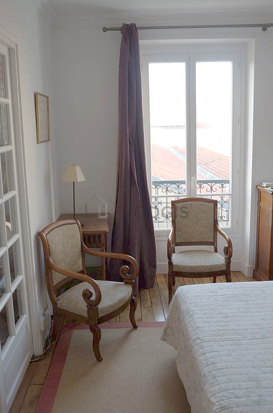 Chambre avec du parquet au sol