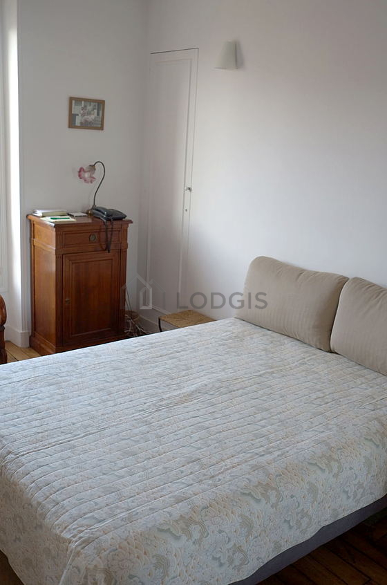 Chambre avec fenêtres double vitrage donnant sur cour