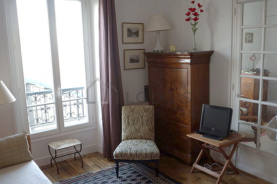 Salon avec du parquet au sol