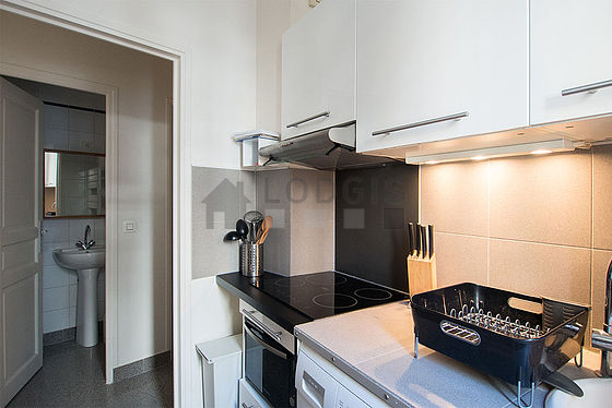 Kitchen equipped with extractor hood, crockery