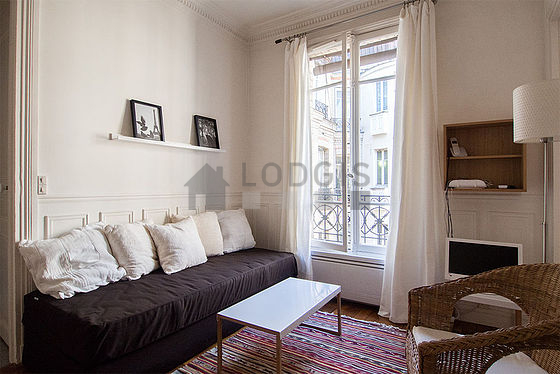 Séjour calme équipé de 1 canapé(s) lit(s) de 90cm, télé, 2 fauteuil(s), 3 chaise(s)