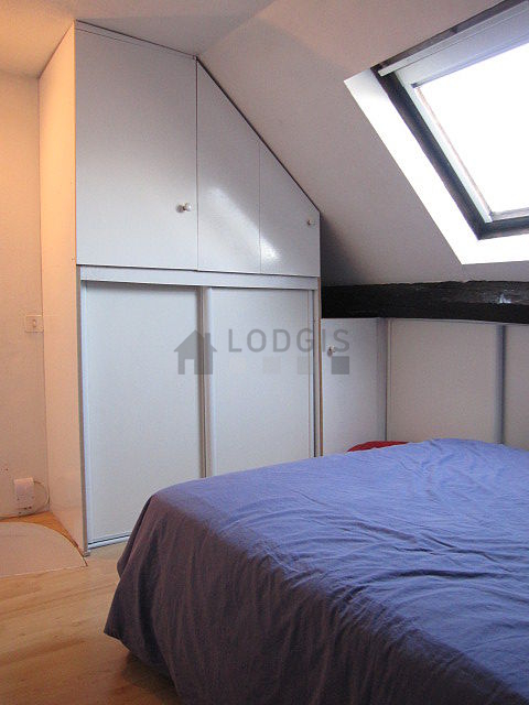 Chambre de 9m² avec du parquet au sol