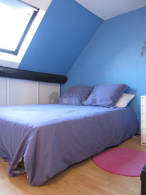 Chambre avec fenêtres donnant sur rue