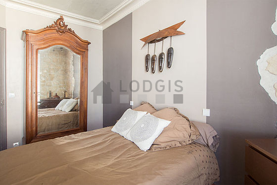 Chambre avec du parquet au sol