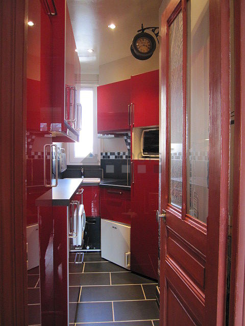 Belle cuisine avec du carrelage au sol