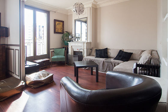 Séjour calme équipé de 1 canapé(s) lit(s) de 160cm, télé, 1 fauteuil(s), 4 chaise(s)