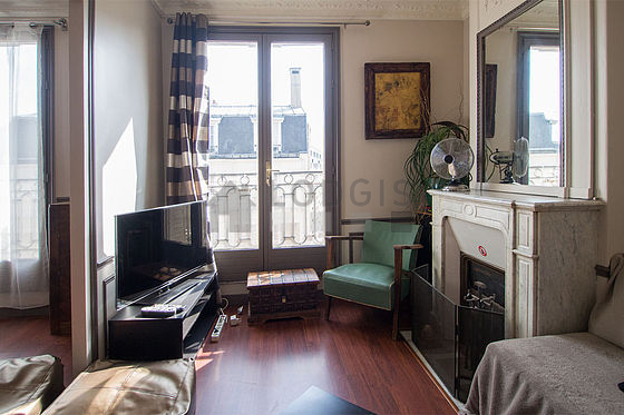 Séjour avec fenêtres double vitrage et balcon donnant sur rue