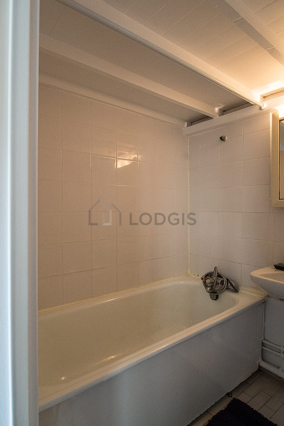 Belle salle de bain avec du carrelage au sol