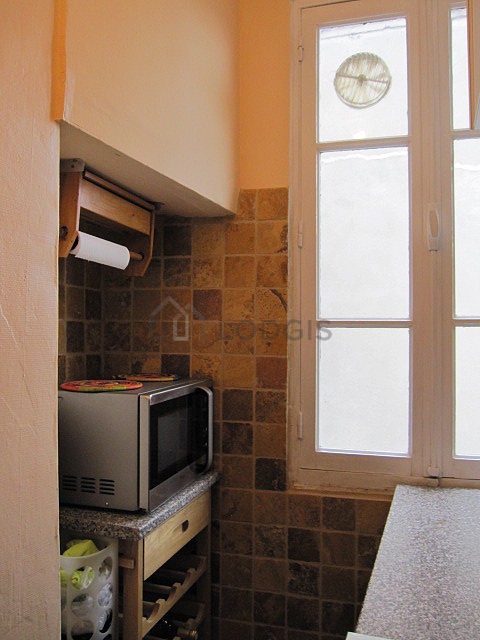 Cuisine avec du carrelage au sol