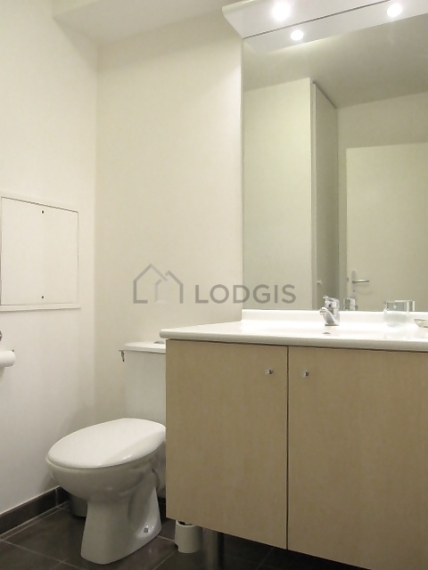 Salle de bain équipée de lave linge, sèche linge, serviettes de bain
