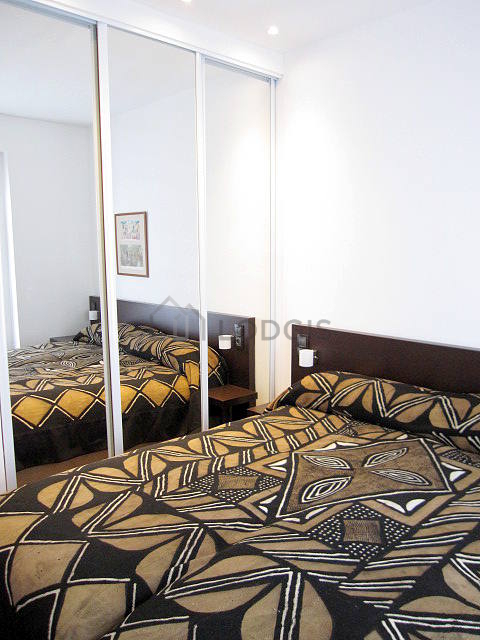 Chambre avec du parquet au sol