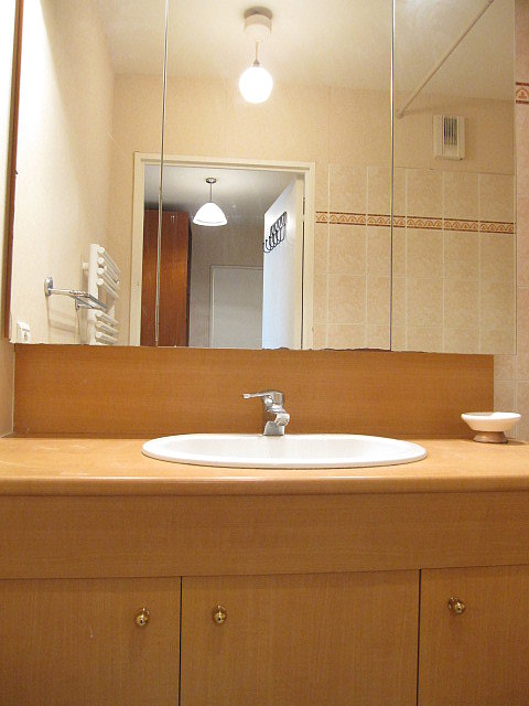 Bathroom equipped with bath towels