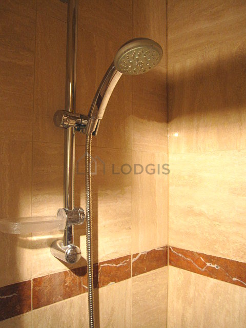 Belle salle de bain claire avec du carrelage au sol