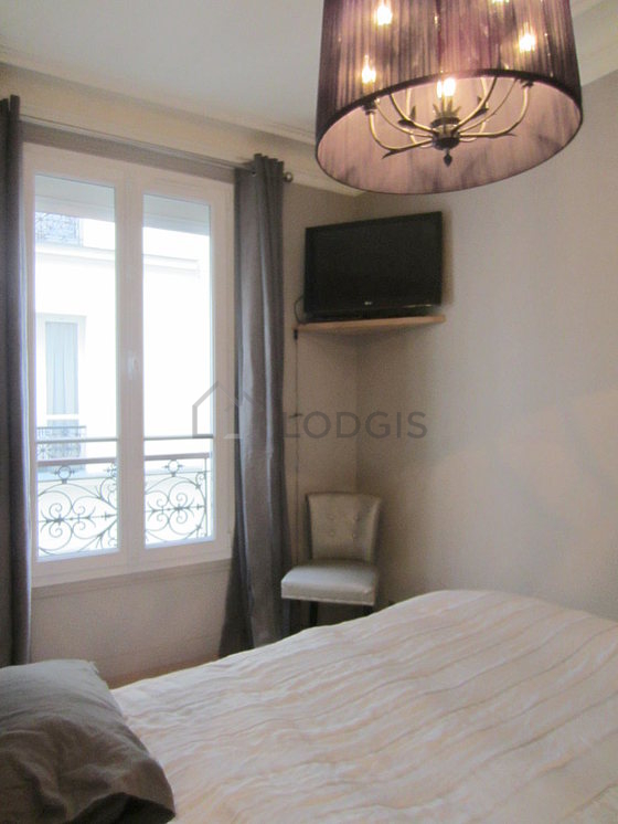 Chambre avec fenêtres double vitrage donnant sur cour