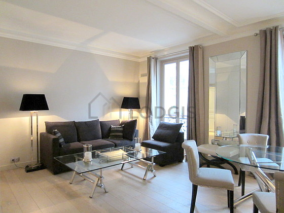 Grand salon de 23m² avec du parquet au sol