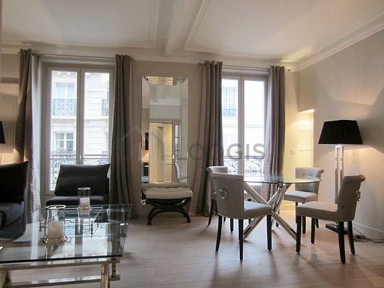 Séjour avec fenêtres double vitrage donnant sur rue