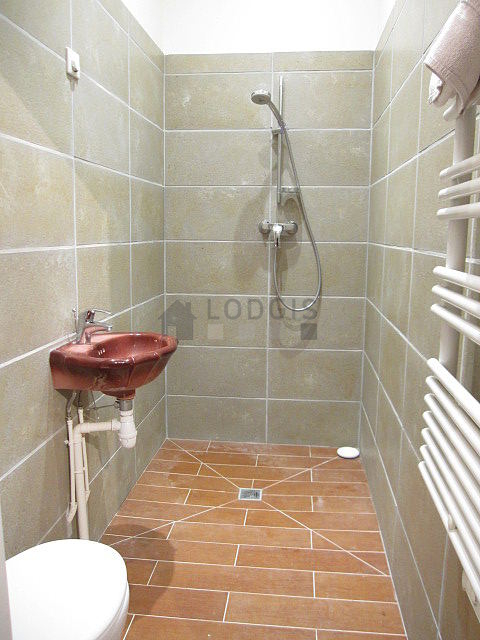 Bathroom equipped with bath towels
