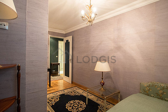 Quiet bedroom for 1 persons equipped with 1 bed(s) of 90cm