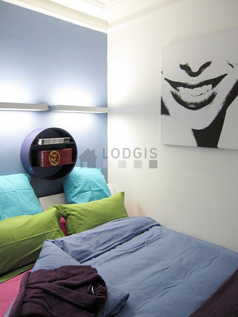 Chambre avec fenêtres double vitrage donnant sur cour