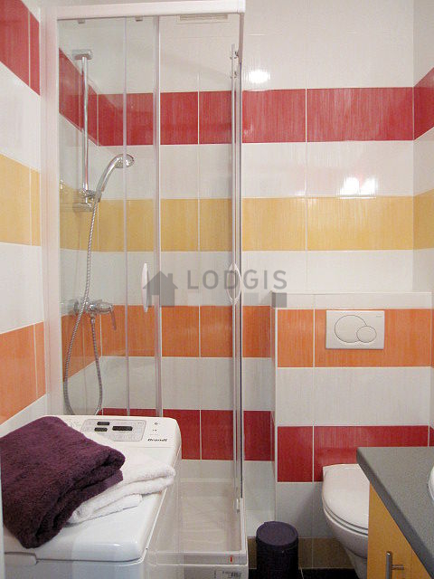 Belle salle de bain avec du carrelage au sol