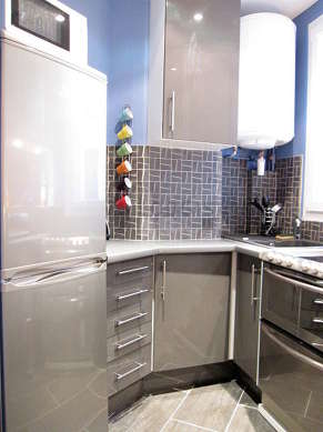 Kitchen equipped with dishwasher, hob, refrigerator, crockery