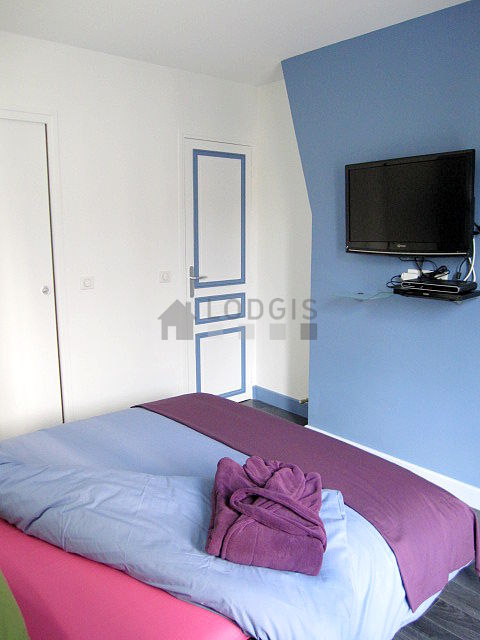 Chambre avec du parquet au sol