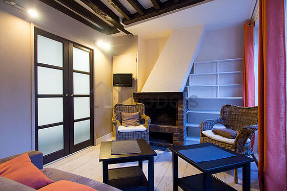 Séjour calme équipé de 1 canapé(s) lit(s) de 140cm, télé, 2 fauteuil(s), 2 chaise(s)