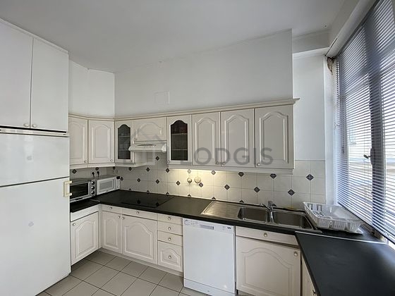 Belle cuisine avec du carrelage au sol