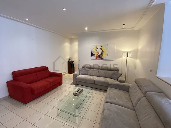Salon avec du carrelage au sol